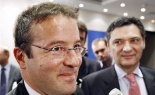 Le Haut-Commissaire aux Solidarités actives Martin Hirsch a lancé lundi officiellement l'expérimentation du Revenu de solidarité active (RSA) dans seize départements, lors de la signature à Creil (Oise) de la convention qui engage ce département.