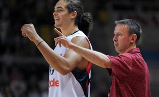 Joakim Noah et le coach de l'équipe de France, Vincent Collet, pendant l'Euro 2009.