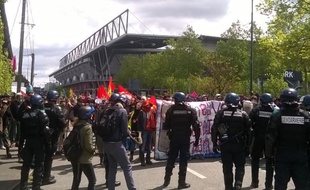 Les forces de l'ordre ont repoussé les manifestants au niveau du Roazhon Park.