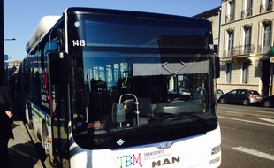 Nouveau logo TBM sur un bus de la Lianes 1+ à Bordeaux