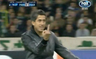 Capture d'écran du streaker faisant un doigt d'honneur à Messi
