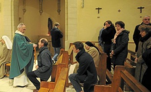 La cérémonie a lieu quatre fois par semaine dans la chapelle des Clarisses.