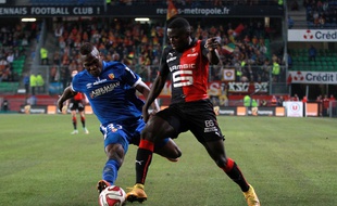 Dimitri Cavaré tacle Paul-Georges Ntep, lors du match de Ligue 1 entre le Stade Rennais et le RC Lens (2-0), le 4 octobre 2014.