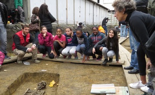 Des collégiens participent à leurs premières fouilles archéologiques à Bondy (Seine-Saint-Denis), le 3 novembre 2015.