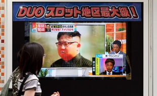 Un écran de télévision montre Kim Jong-un, le leader nord-coréen, le 29 août 2017. DELETREE