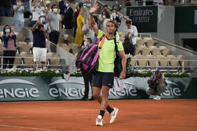 Rafael Nadal salue la foule malgré la défaite contre Novak Djokovic en demi-finale de Roland-Garros.