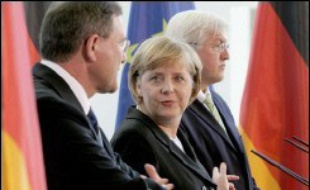 La demande d'intervention de la Bundeswehr, qui doit prendre le commandement de la force maritime internationale de surveillance des côtes avec un maximum de 2.400 soldats soldats allemands, émane à la fois de l'Etat hébreu et du Liban, a insisté Angela Merkel à l'issue d'une réunion du gouvernement.