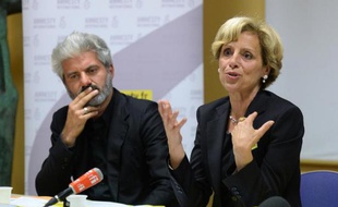 La présidente d'Amnesty International France, Genevieve Garrigos et Laurent Gaude (G) lors du lancement d'une nouvelle campagne contre la torture le 12 mai 2014 à Paris