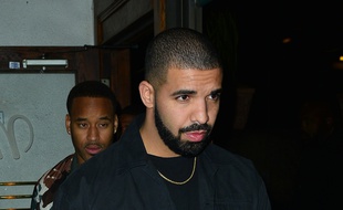 Le chanteur Drake dans les rues de Beverly Hills