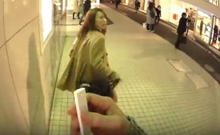 «Kisses in Tokyo», une vidéo pour promouvoir un appareil de traduction automatique.