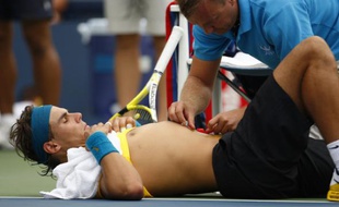 Le tennisman espagnol Rafael Nadal, soigné par le kiné de l'US Open lors de son match face à Nicolas Almagro, le 6 septembre 2009.