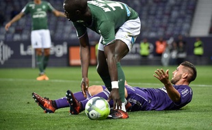 L'attaquant du TFC Andy Delort (au sol) a peiné face au Saint-Etienne de Cheikh M'engue, le 29 octobre 2017 au Stadium de Toulouse.