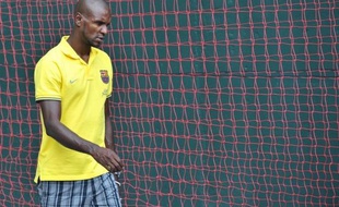 Le défenseur international français du FC Barcelone Eric Abidal, en attente d'une greffe du foie, s'est à nouveau entraîné avec ses partenaires vendredi, a annoncé vendredi le site internet du club catalan.