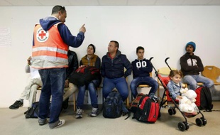 Des réfugiés pris en charge par la Croix-Rouge à leur arrivée le 9 septembre 2015 à Champagne-sur-Seine