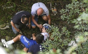 Remco Evenepoel pris en charge par les secours juste après la chute.