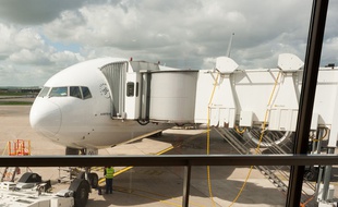 Illustration d'un avion posé sur le tarmac.