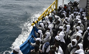 Des migrants secourus en Méditerranée à leur arrivée le 26 mai 2016 à Cagliari en Sardaigne