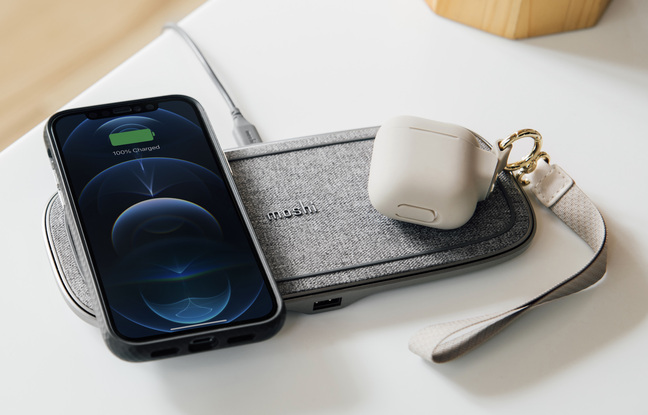 Le plateau Sette Q peut recharger un smartphone et ses écouteurs compatibles avec la norme QI.