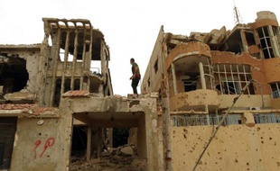 Un Libyen tente de rétablir le courant électrique dans un bâtiment de la ville de Benghazi, le 29 février 2016