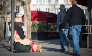 Un mendiant sur un trottoir, le 22 février 2019, à Paris (12e).