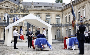 Cérémonie d'hommage au commandant de police Jean-Baptiste Salvaing et à Jessica Dubois, devant l'Elysée, le 17 juin 2016.