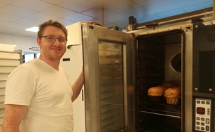 Thomas Runtz et ses kouglofs dans sa boulangerie-pâtisserie à Wasselonne.