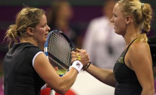 Caroline Wozniacki va terminer l'année en reine du tennis féminin sans avoir remporté la moindre couronne digne de son rang, le Masters étant revenu à la Belge Kim Clijsters, victorieuse d'une finale qu'elle a nettement dominée en dépit du réveil de la Danoise au 2e set.