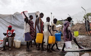 Distribution d'eau par la Croix-Rouge, le 24 février 2014 à Juba