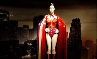 Costume de Wonder Woman datant de 1976, et exposé au Metropolitn Museum of Art à New York, lors d'une exposition sur les costumes de super-héros, le 5 mai 2008.