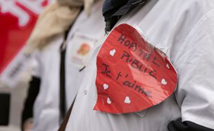 A l'appel des Collectif Inter-Hôpitaux, Inter-Blocs et Inter-Urgences et de SUD-Santé Sociale et Solidaires, des centaines de soignants ont manifesté à Paris, le 28 mai 2021.