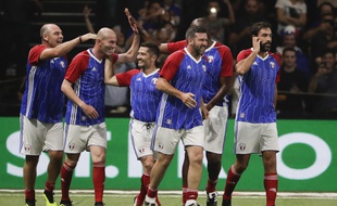 Zinédine Zidane félicité par ses coéquipiers de France 98 lors d'un match gala le 12 juin 2018.