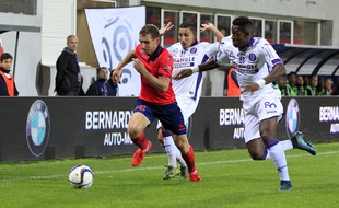 Le défenseur du Gazélec Ajaccio David Ducourtioux (en rouge) à la lutte avec les Toulousains Adrien Regattin et François Moubandjé lors du match nul entre les deux équipes en Ligue 1 (2-2), le 3 octobre 2015 à Ajaccio.