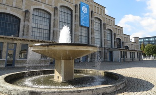 Lyon, le 1er octobre 2014
Anciens abattoirs reconvertis en salle de concert d'une jauge maximum de 17 000 spectateurs, la Halle Tony Garnier fête ses 100 ans.
