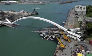 U pont qui s'est effondré à Taïwan, ce mardi 1er octobre.