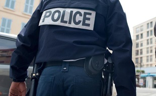 Illustration d'un policier en patrouille.