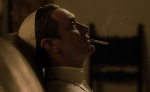 Jude Law interprète le pape Pie XIII.