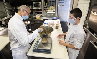 Un apprenti en restauration à Antibes.