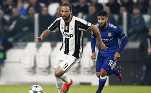 Ici à la poursuite d'Higuain, Nabil Fekir n'a pas influencé la rencontre entre la Juve et l'OL, mercredi à Turi.