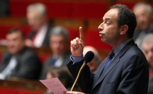 Accusé de s'être montré "partisan" ou de ne pas être à "la hauteur" de sa fonction, il a regretté que "certains, dans la majorité, en particulier Jean-François Copé, n'aient pas donné suite" dans un premier temps.