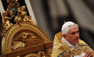 Pour la première fois, un pape, Benoît XVI, admet l'utilisation du préservatif "dans certains cas", "pour réduire les risques de contamination" avec le virus VIH du sida, dans un livre d'entretiens à paraître mardi.