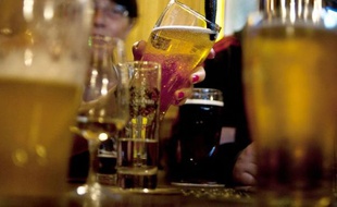 Les adultes aux Etats-Unis se livrent à des beuveries quatre fois par mois en moyenne, durant lesquelles la plupart consomment environ huit verres d'alcool, selon un rapport des autorités sanitaires américaines publié mardi.