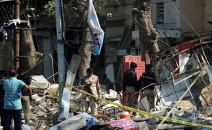 Deux paramilitaires ont été tués et 24 personnes blessées jeudi après qu'un kamikaze a fait exploser la camionnette piégée qu'il conduisait devant une base militaire à Karachi, l'instable mégalopole du sud du Pakistan