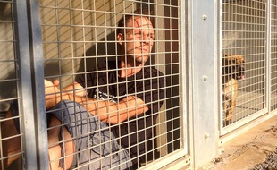 Rémi Gaillard, dans une cage de la SPA de Montpellier.