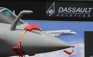 Un rafale de chez Dassault exposé trois jours avant l'ouverture du Salon aéronautique du Bourget, le 12 juin 2015