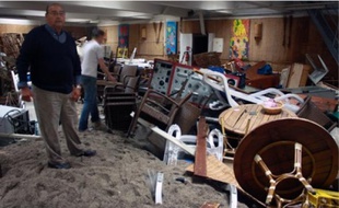 Le matériel neuf de l'Opéra Plage, à peine acheté et aussitôt ruiné par les vagues.