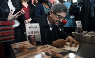Jean-Luc Mélenchon aime dessiner des smiley.