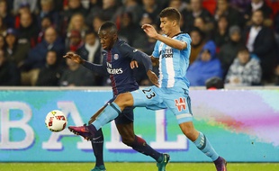 Le milieu de l'OM Zinédine Machach à la lutte avec le Parisien Blaise Matuidi lors d'un match de Ligue 1 au Parc des Princes, le 23 octobre 2016.
