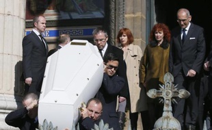 Sabine Azéma (2e D) derrière le cercueil d'Alain Resnais lors des obsèques du cinéaste en l'église Saint-Vincent de Paul à Paris, le 10 mars 2014