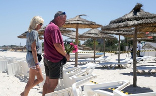 Le 27 juin 2015. Des touristes se recueillent devant la plage où ont été tuées 38 personnes ce vendredi. (AP Photo/Leila Khemissi)