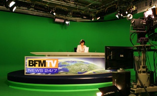 Ruth Elkrief présente le premier journal de BFM TV, le 28 novembre 2005.